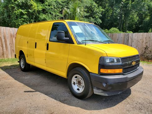 Used 2021 Chevrolet Express 2500 RWD image 17