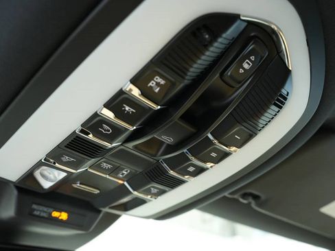 Used 2025 Porsche Macan image 35