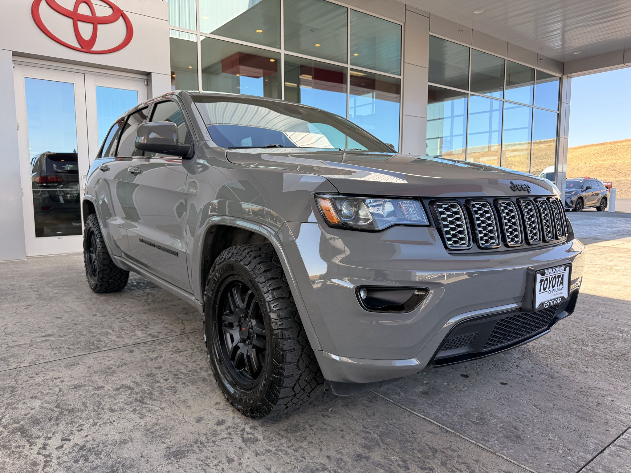 Used 2022 Jeep Grand Cherokee Laredo X RWD image 2