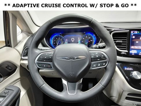 Certified 2024 Chrysler Pacifica Touring-L FWD image 9