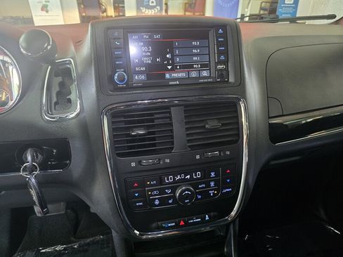 Used 2017 Dodge Grand Caravan SXT w/ Driver Convenience Group FWD image 25