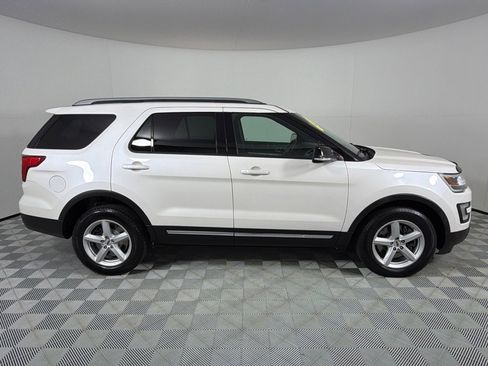 Used 2017 Ford Explorer XLT w/ Equipment Group 201A image 4