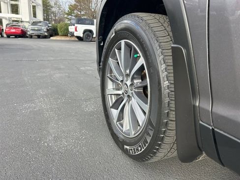 Used 2019 Toyota Highlander XLE image 11