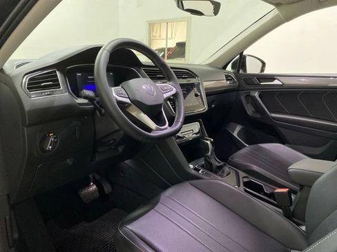 Used 2023 Volkswagen Tiguan SE w/ Panoramic Sunroof Package FWD image 18