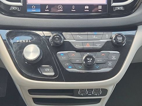 Used 2023 Chrysler Pacifica Touring-L FWD image 17