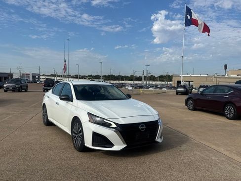 Certified 2025 Nissan Altima 2.5 SV FWD image 3