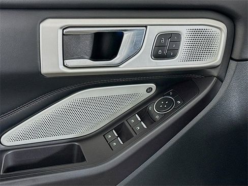 Used 2020 Ford Explorer Platinum w/ Premium Technology Package image 10