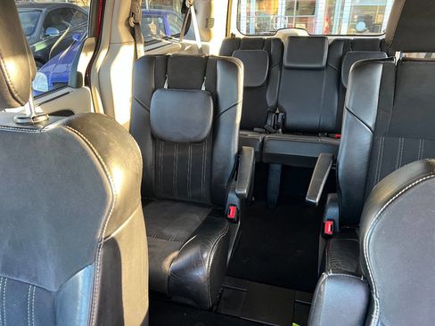 Used 2014 Chrysler Town & Country Touring-L image 29