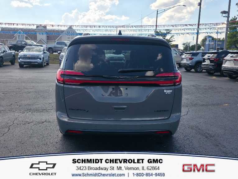 Used 2025 Chrysler Pacifica Limited FWD image 6