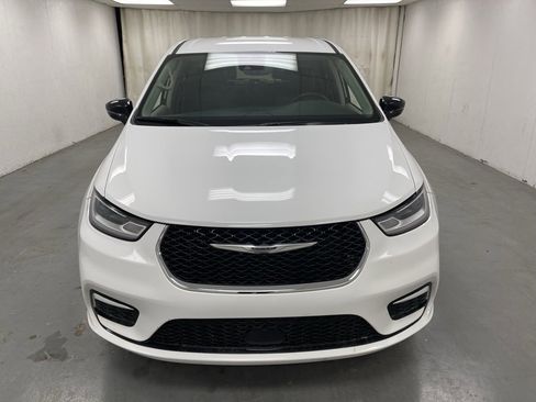 Used 2024 Chrysler Pacifica Touring-L image 9