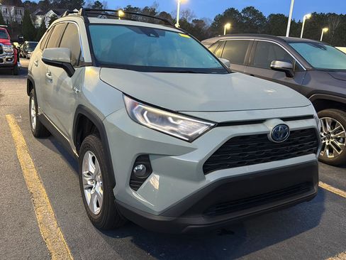Used 2021 Toyota RAV4 XLE w/ Convenience Package image 3