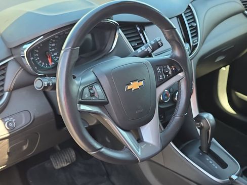 Used 2021 Chevrolet Trax LT w/ Midnight Edition AWD/4WD image 17