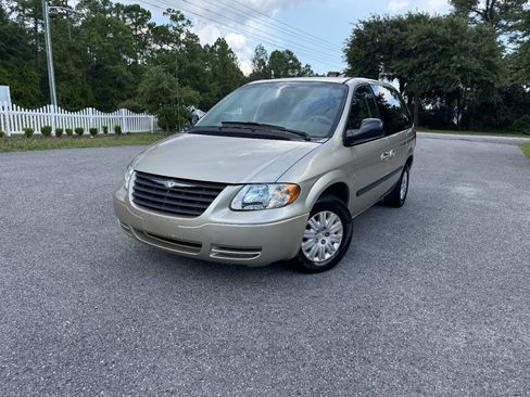 Used 2005 Chrysler Town & Country FWD image 28