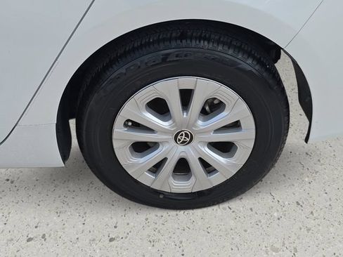 Used 2022 Toyota Prius L Eco FWD image 33
