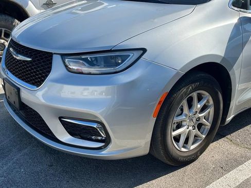 Used 2024 Chrysler Pacifica Touring-L image 10