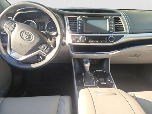 Used 2019 Toyota Highlander XLE image 14