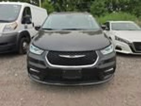 Used 2022 Chrysler Pacifica Touring-L FWD image 4