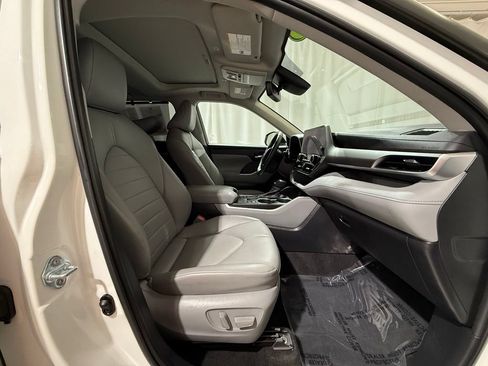 Used 2023 Toyota Highlander XLE AWD/4WD image 24
