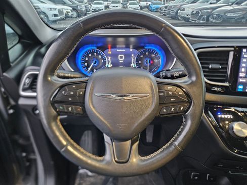 Used 2020 Chrysler Pacifica Touring-L Plus image 18