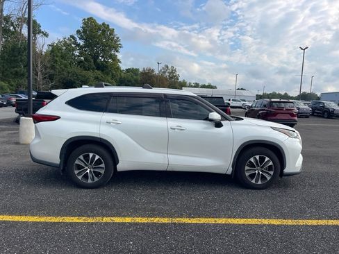 Used 2021 Toyota Highlander XLE AWD/4WD image 6