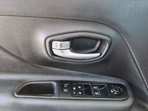 Used 2022 Jeep Renegade Latitude AWD/4WD image 14