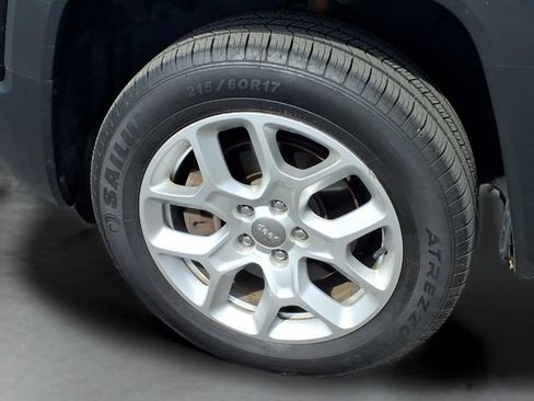 Used 2017 Jeep Renegade Latitude AWD/4WD image 18