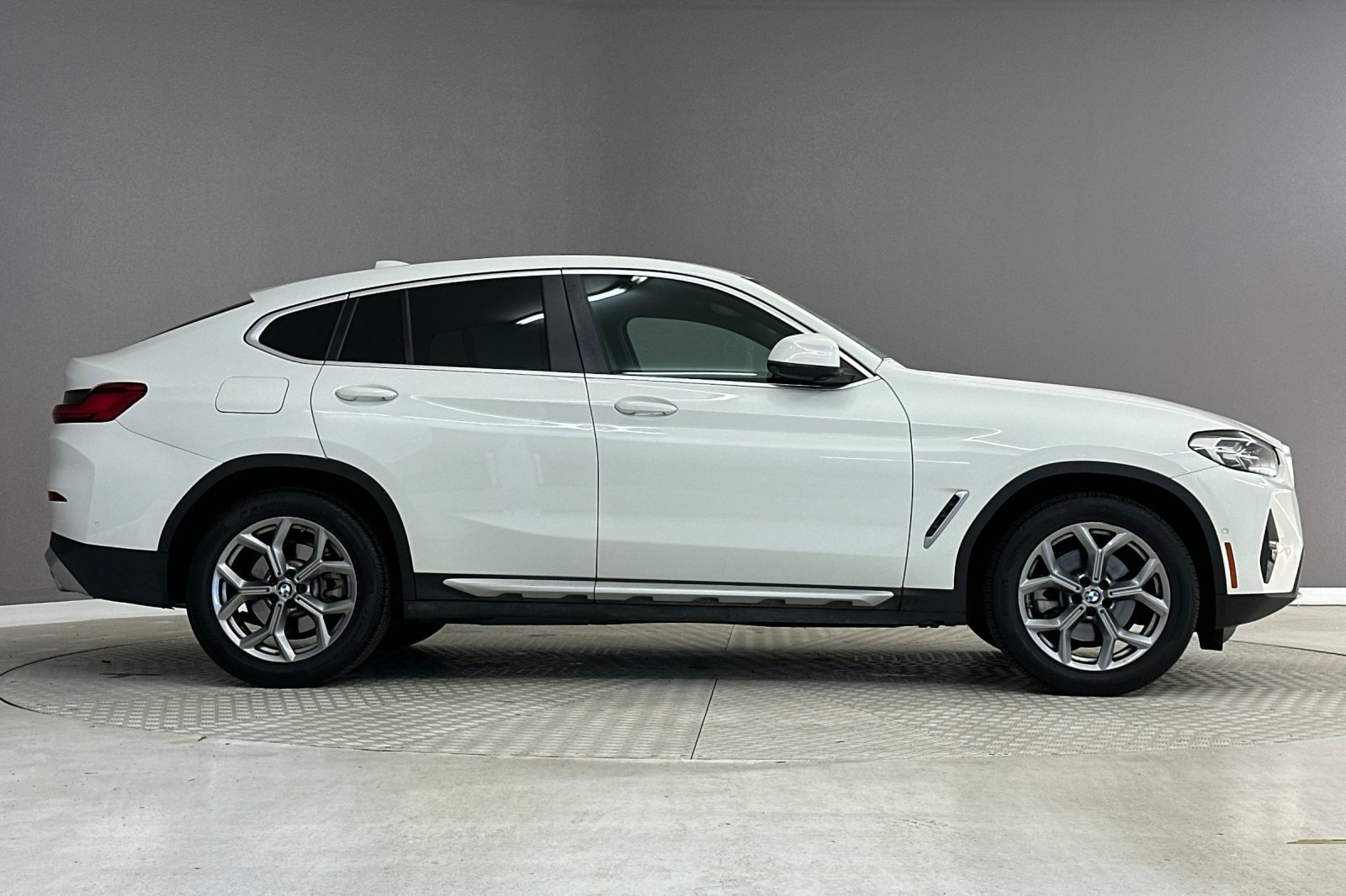 Used 2023 BMW X4 xDrive30i w/ Parking Assistance Package AWD/4WD image 7