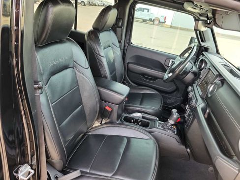 Used 2019 Jeep Wrangler Unlimited Sahara AWD/4WD image 18