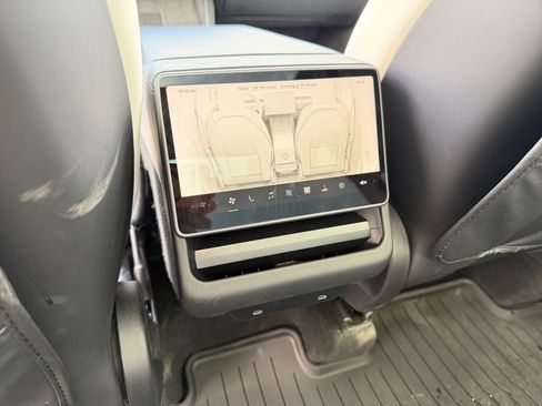 Used 2026 Tesla Model Y AWD image 33