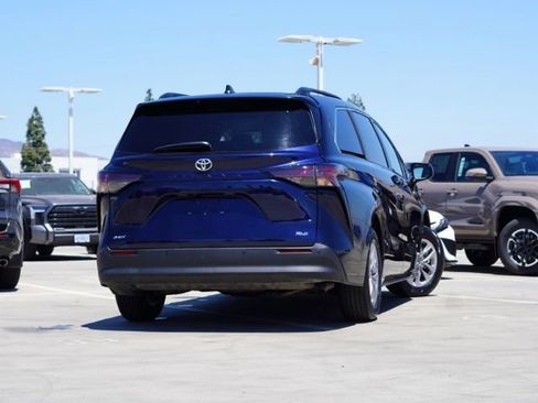 Certified 2026 Toyota Sienna XLE FWD image 7
