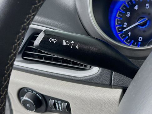 Used 2023 Chrysler Pacifica Touring-L FWD image 5