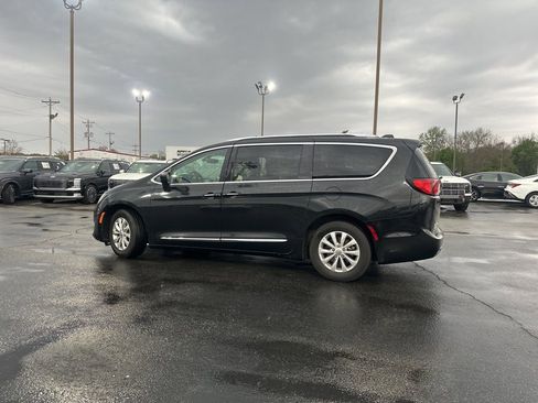 Used 2018 Chrysler Pacifica Touring-L image 9