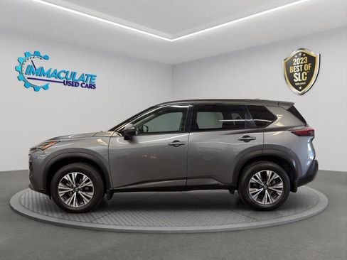 Used 2021 Nissan Rogue SV image 2