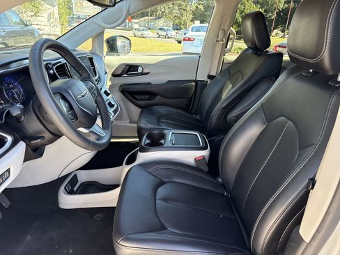 Used 2024 Chrysler Pacifica Touring-L image 9