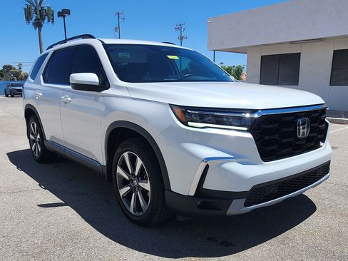 Used 2025 Honda Pilot Touring image 3