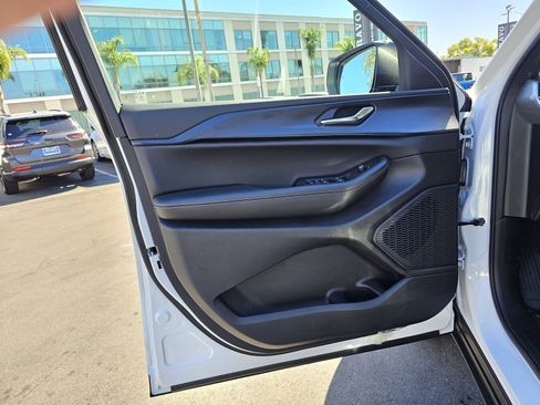 New 2025 Jeep Grand Cherokee L Laredo image 19