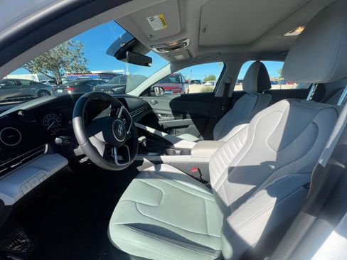 Used 2025 Hyundai Elantra Limited image 27