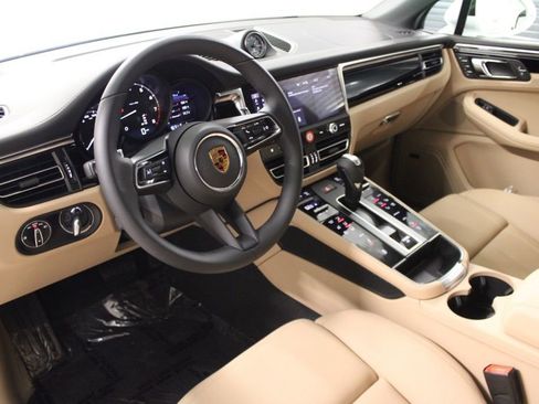 Certified 2022 Porsche Macan AWD/4WD image 4