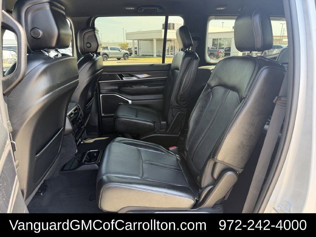 Used 2024 Jeep Wagoneer Series III AWD/4WD image 27
