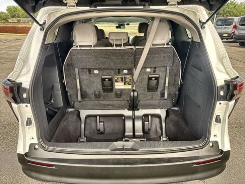 Used 2025 Toyota Sienna LE FWD image 23