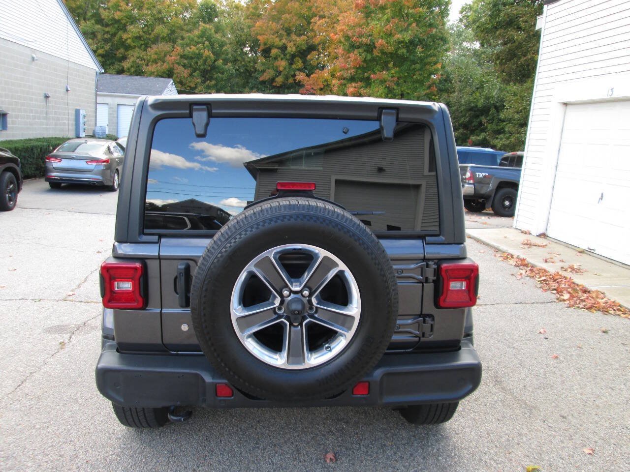 Used 2018 Jeep Wrangler Unlimited Sahara w/ Dual Top Group AWD/4WD image 9
