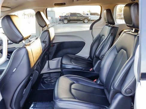 Used 2023 Chrysler Pacifica Touring-L image 22