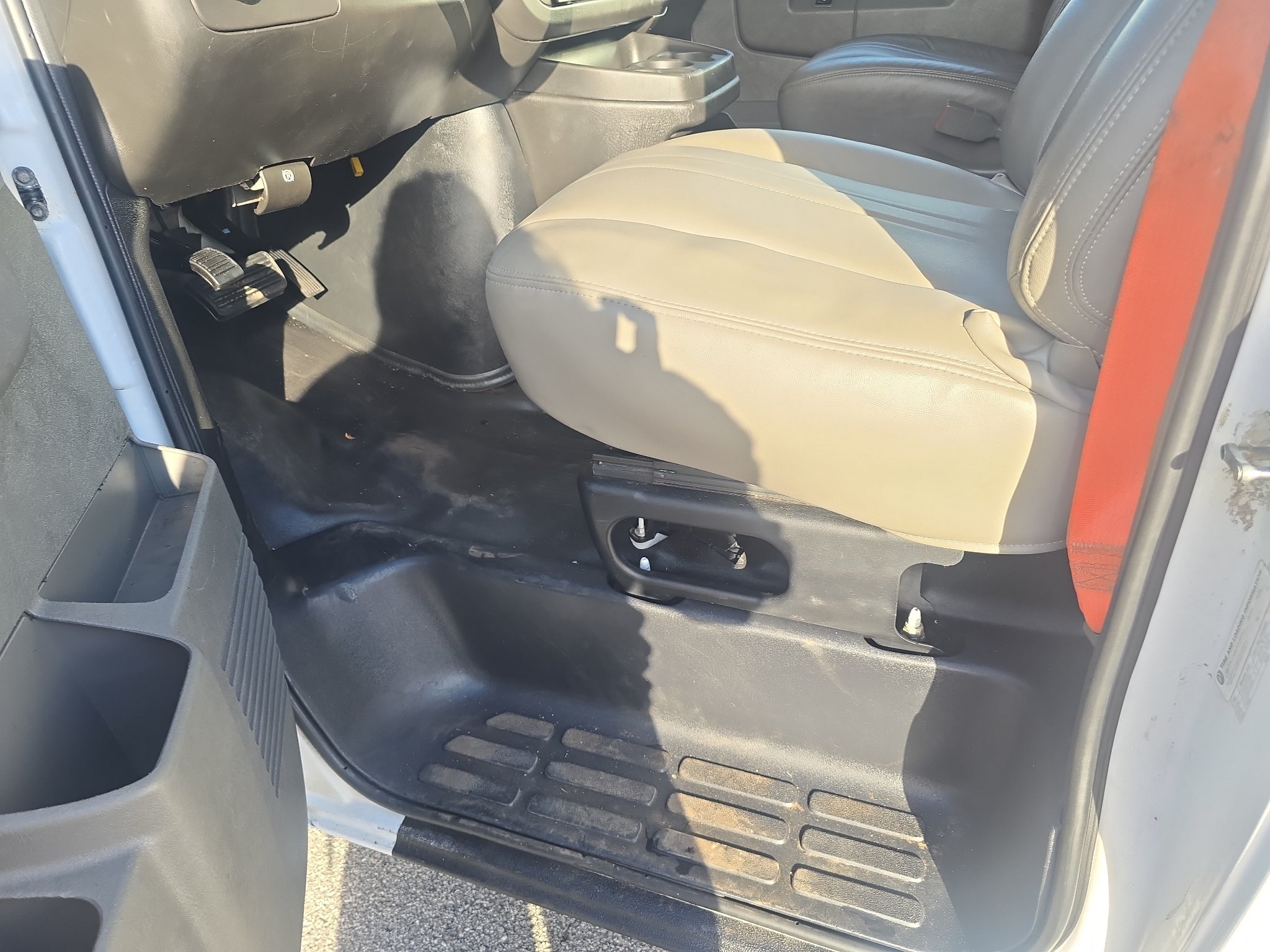 Used 2016 Chevrolet Express 2500 RWD image 19
