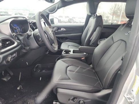 New 2026 Chrysler Pacifica Select w/ S Appearance Package image 16