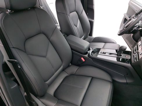 Certified 2026 Porsche Macan AWD/4WD image 12