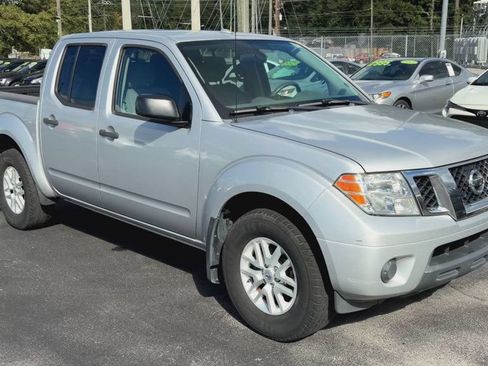Used 2018 Nissan Frontier SV RWD image 2