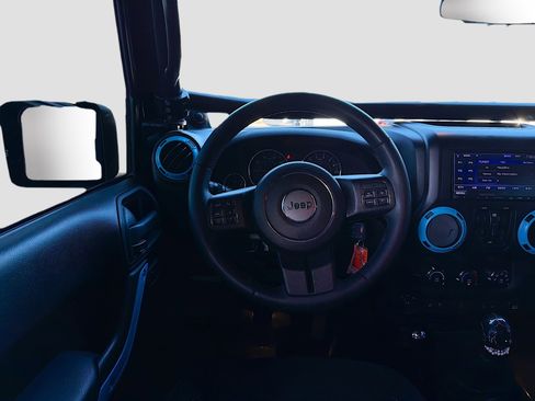 Used 2013 Jeep Wrangler Unlimited Rubicon w/ Connectivity Group image 17