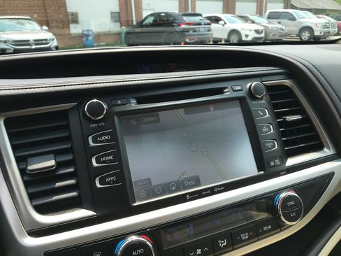 Used 2017 Toyota Highlander XLE AWD/4WD image 19