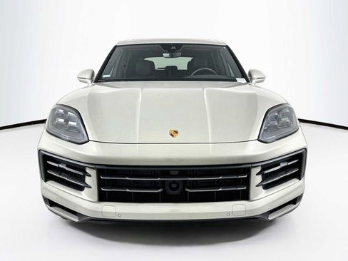 Certified 2025 Porsche Cayenne AWD/4WD image 6