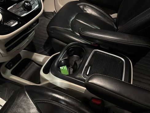 Used 2022 Chrysler Pacifica Touring-L w/ Uconnect Theater Family Group AWD/4WD image 11